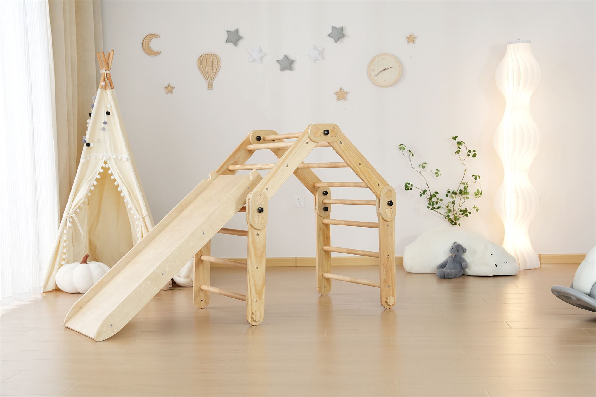 Klettergerüst aus Kiefernholz im Kinderzimmer, als Dreieck mit angelegter Rutsche aufgebaut